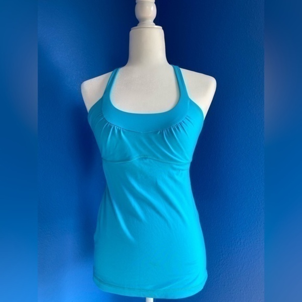 Lululemon athletic top. Never worn. Size 6